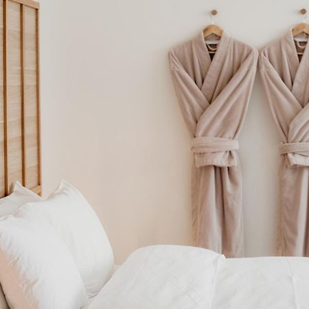 The Oak & Anchor Hotel Port Fairy Eksteriør bilde Two bathrobes hanging on a wall