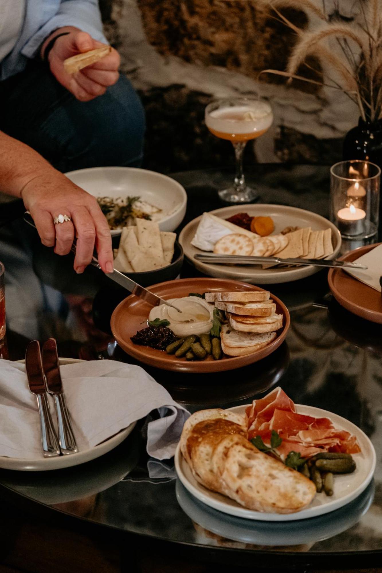 The Oak & Anchor Hotel Port Fairy Eksteriør bilde A cheese board