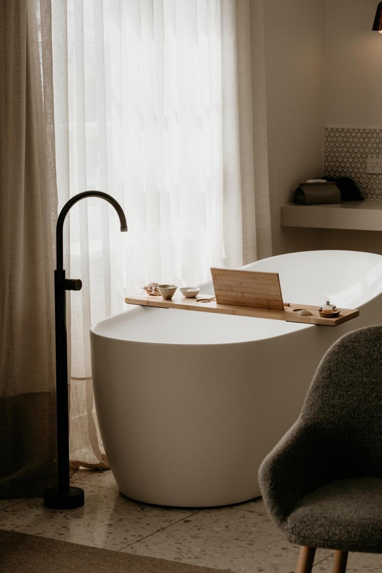 The Oak & Anchor Hotel Port Fairy Eksteriør bilde A freestanding bathtub