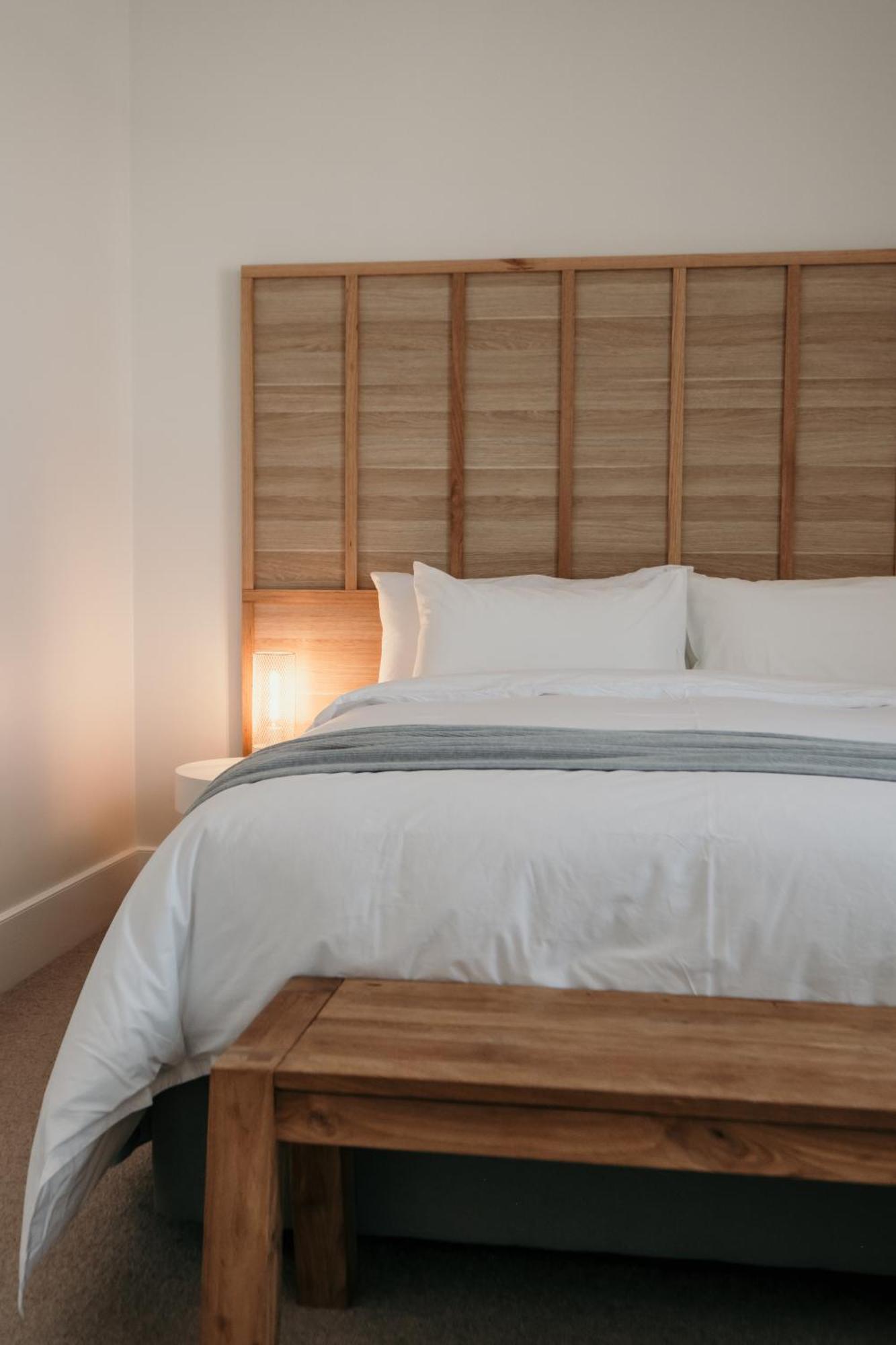 The Oak & Anchor Hotel Port Fairy Eksteriør bilde A bed with a duvet