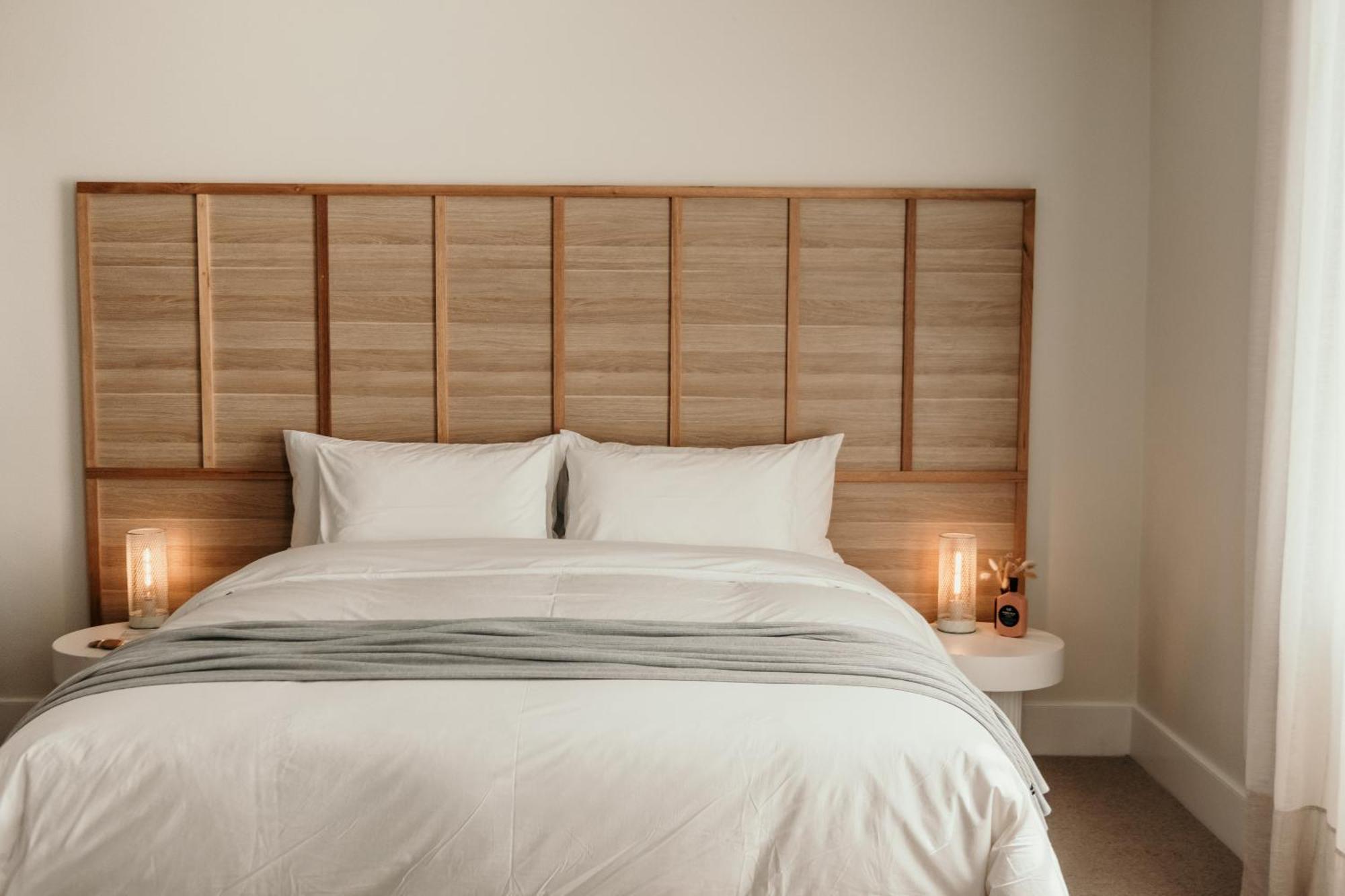 The Oak & Anchor Hotel Port Fairy Eksteriør bilde A bed with a headboard