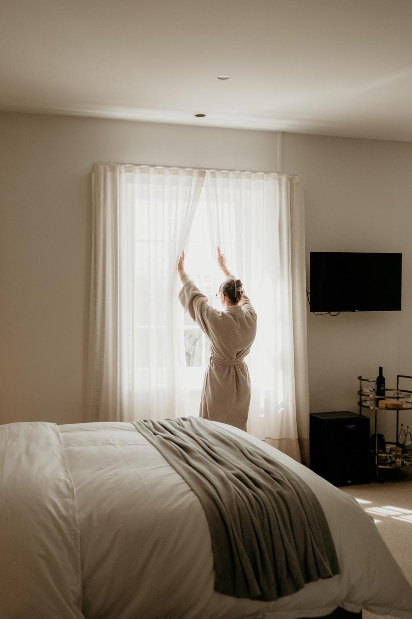 The Oak & Anchor Hotel Port Fairy Eksteriør bilde A woman opening the curtains in the morning