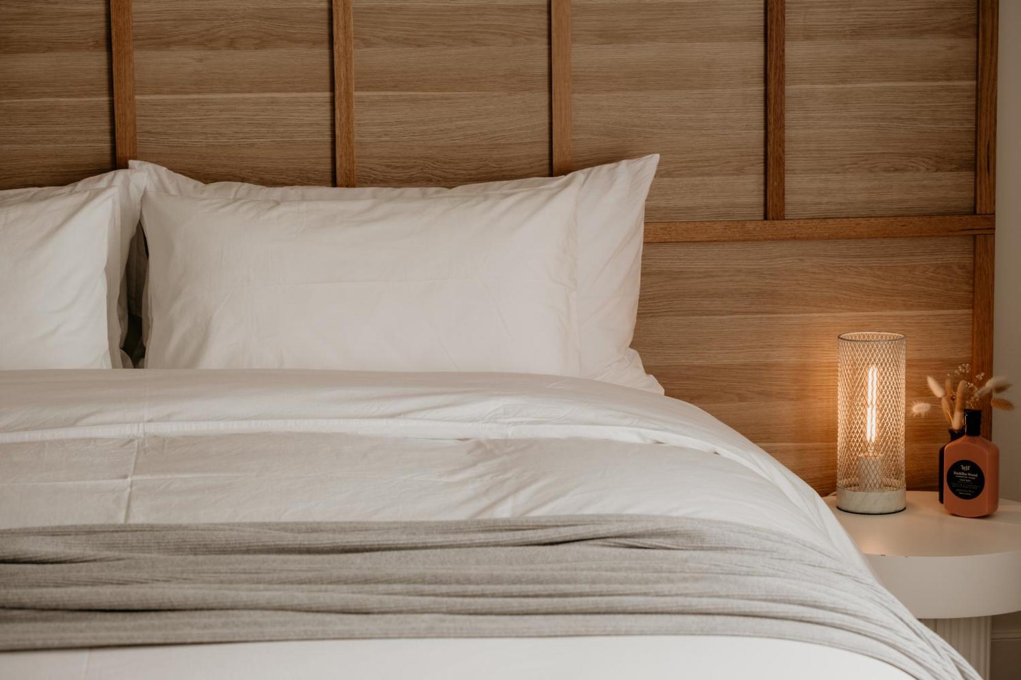 The Oak & Anchor Hotel Port Fairy Eksteriør bilde A bed with a duvet
