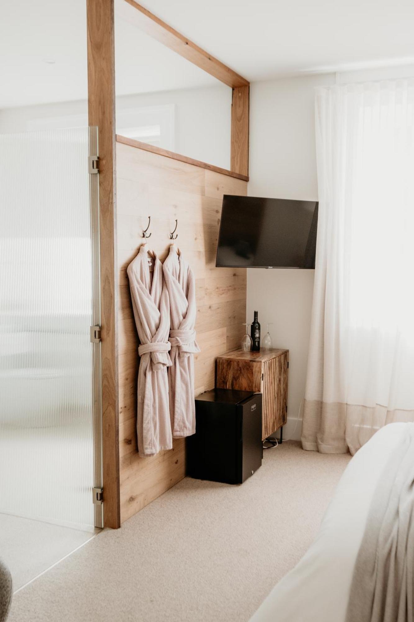 The Oak & Anchor Hotel Port Fairy Eksteriør bilde A bathrobe hanging on a door