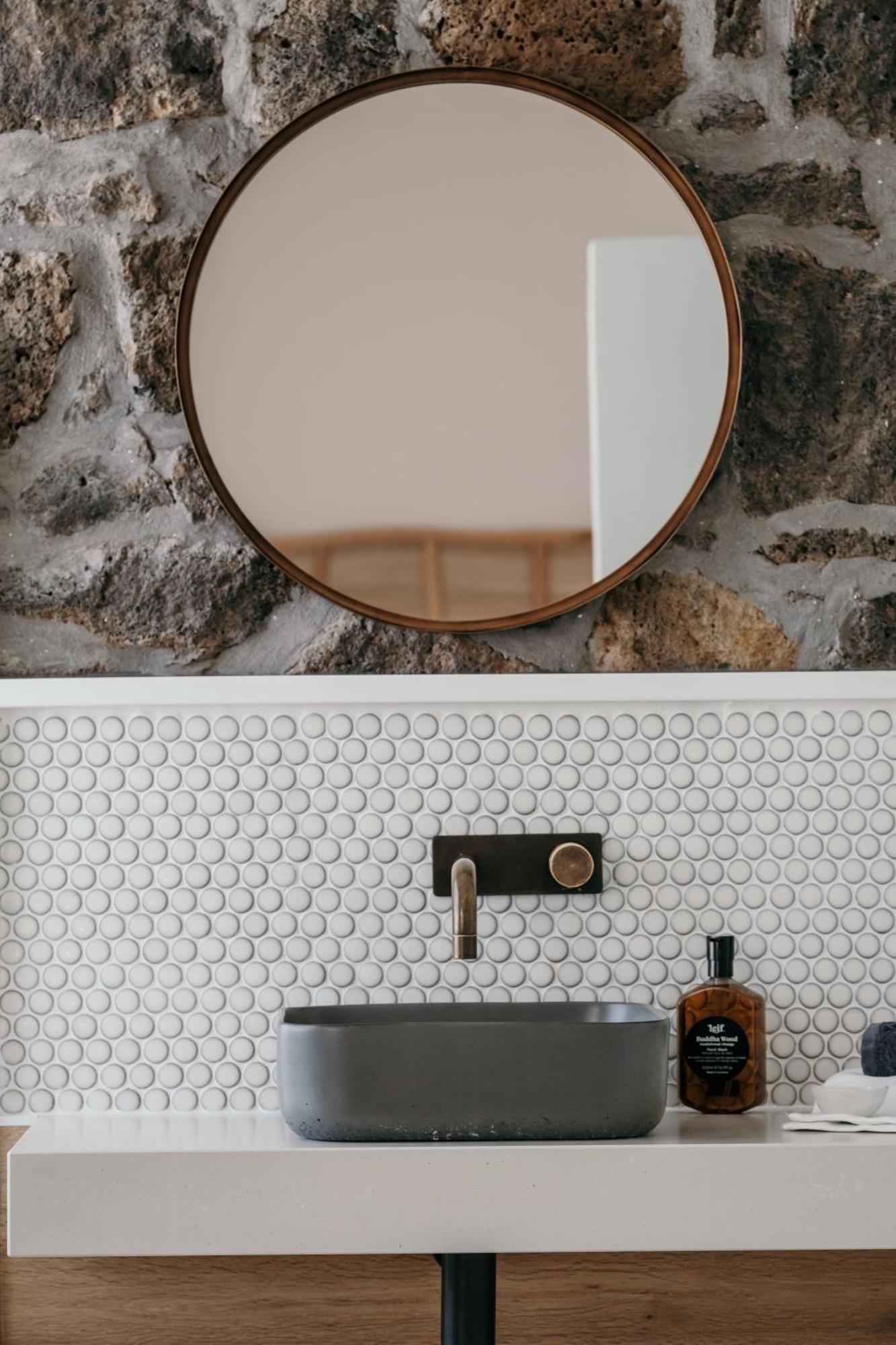 The Oak & Anchor Hotel Port Fairy Eksteriør bilde A bathroom with penny round tiles
