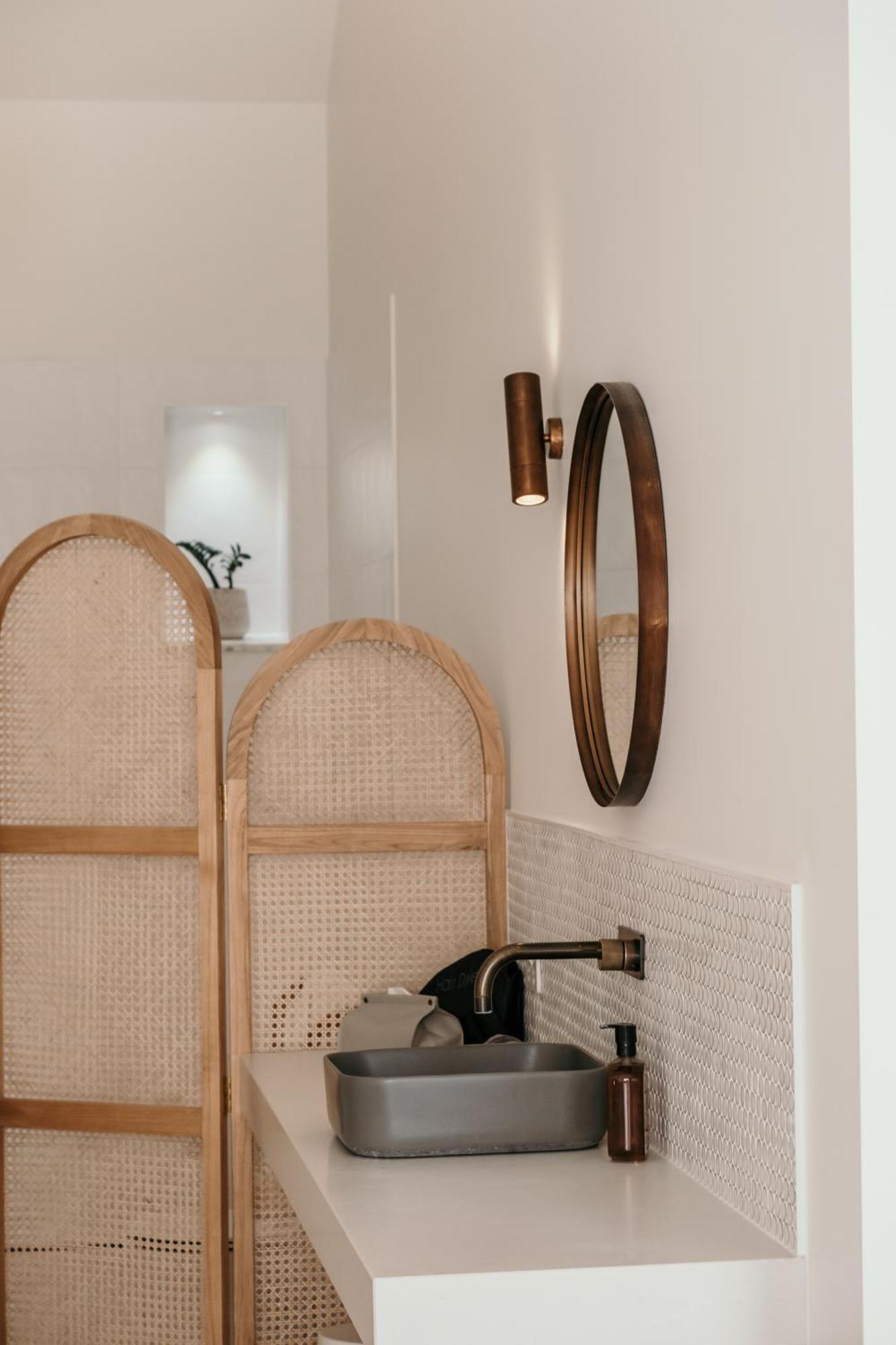 The Oak & Anchor Hotel Port Fairy Eksteriør bilde A wall-mounted mirror