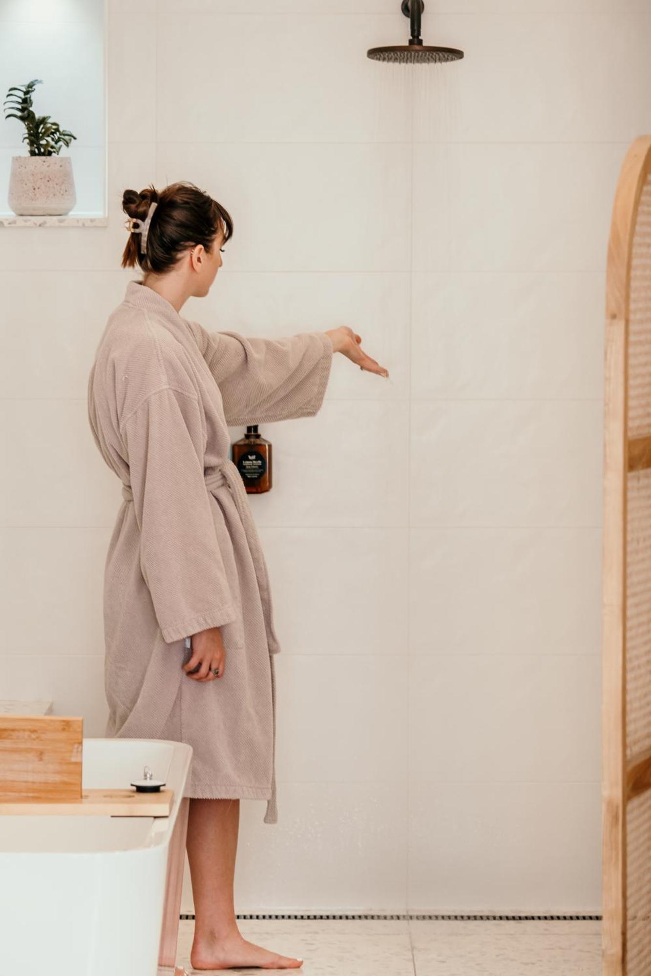 The Oak & Anchor Hotel Port Fairy Eksteriør bilde A woman wearing a bathrobe