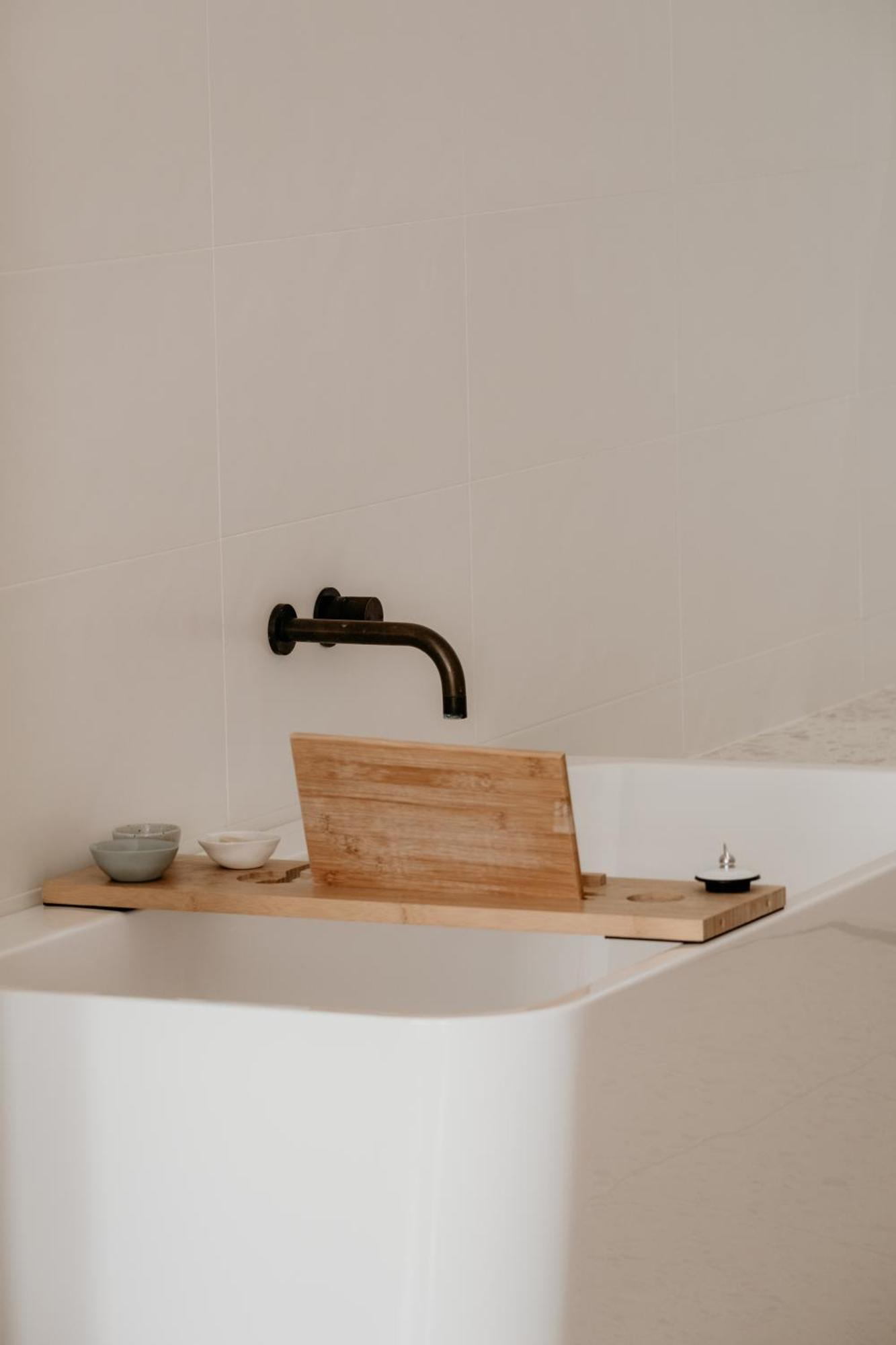 The Oak & Anchor Hotel Port Fairy Eksteriør bilde A bath caddy