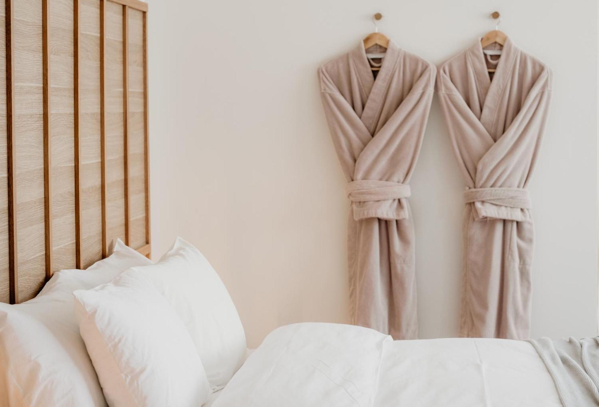 The Oak & Anchor Hotel Port Fairy Eksteriør bilde Two bathrobes hanging on a wall