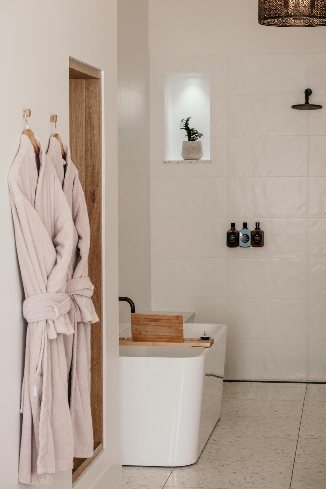 The Oak & Anchor Hotel Port Fairy Eksteriør bilde A bathrobe hanging on a bathroom door
