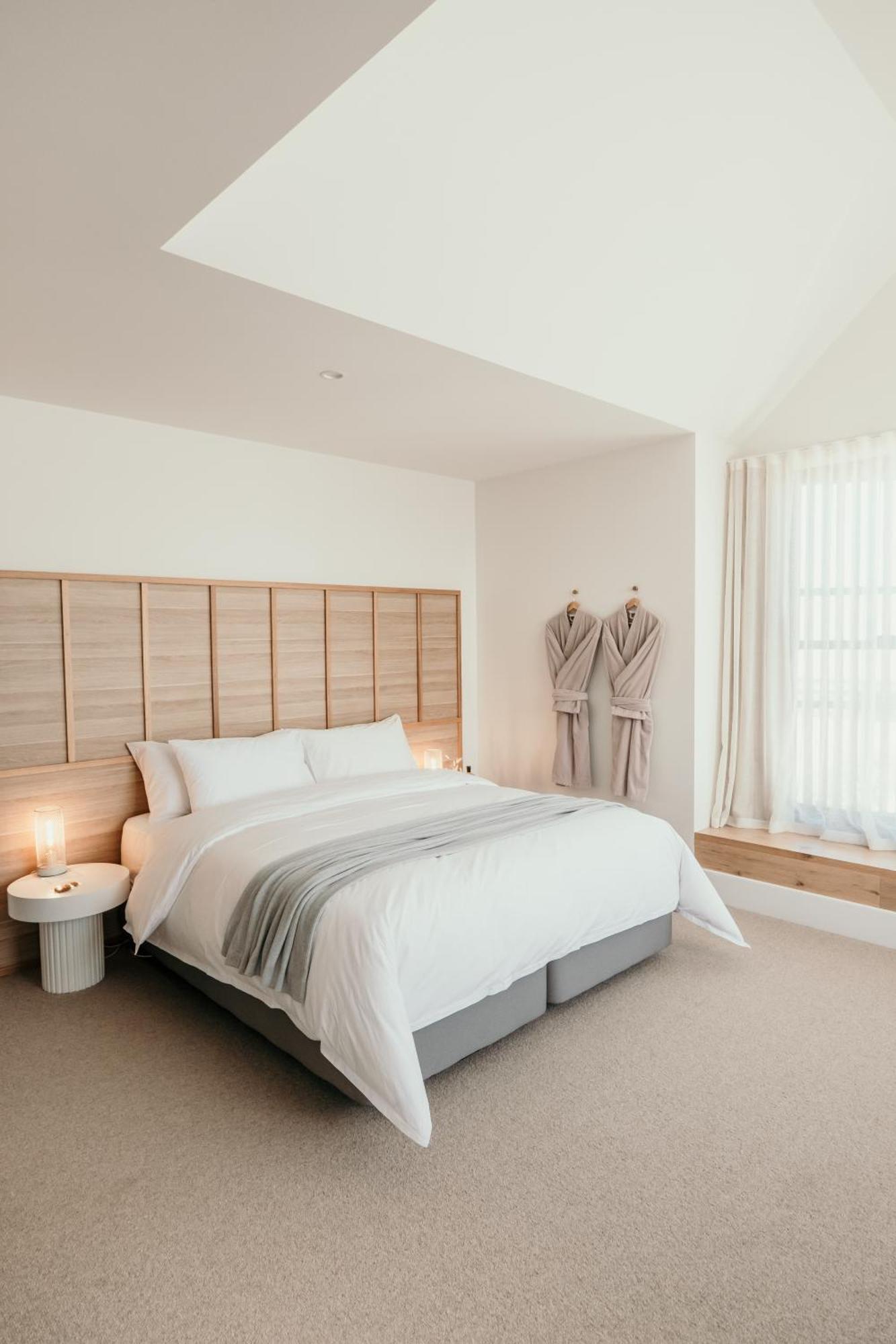 The Oak & Anchor Hotel Port Fairy Eksteriør bilde A bedroom at The Old Bank Hotel
