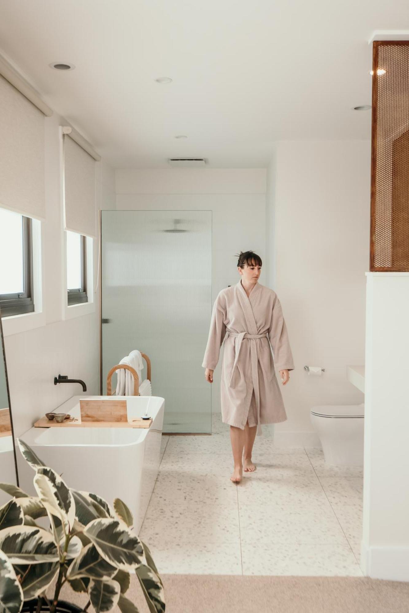 The Oak & Anchor Hotel Port Fairy Eksteriør bilde A woman wearing a bathrobe