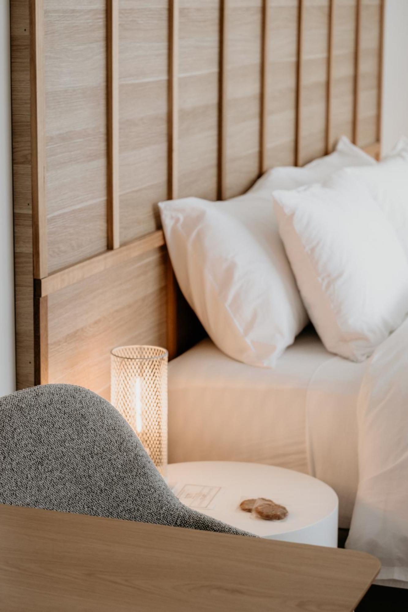 The Oak & Anchor Hotel Port Fairy Eksteriør bilde A bed with two pillows