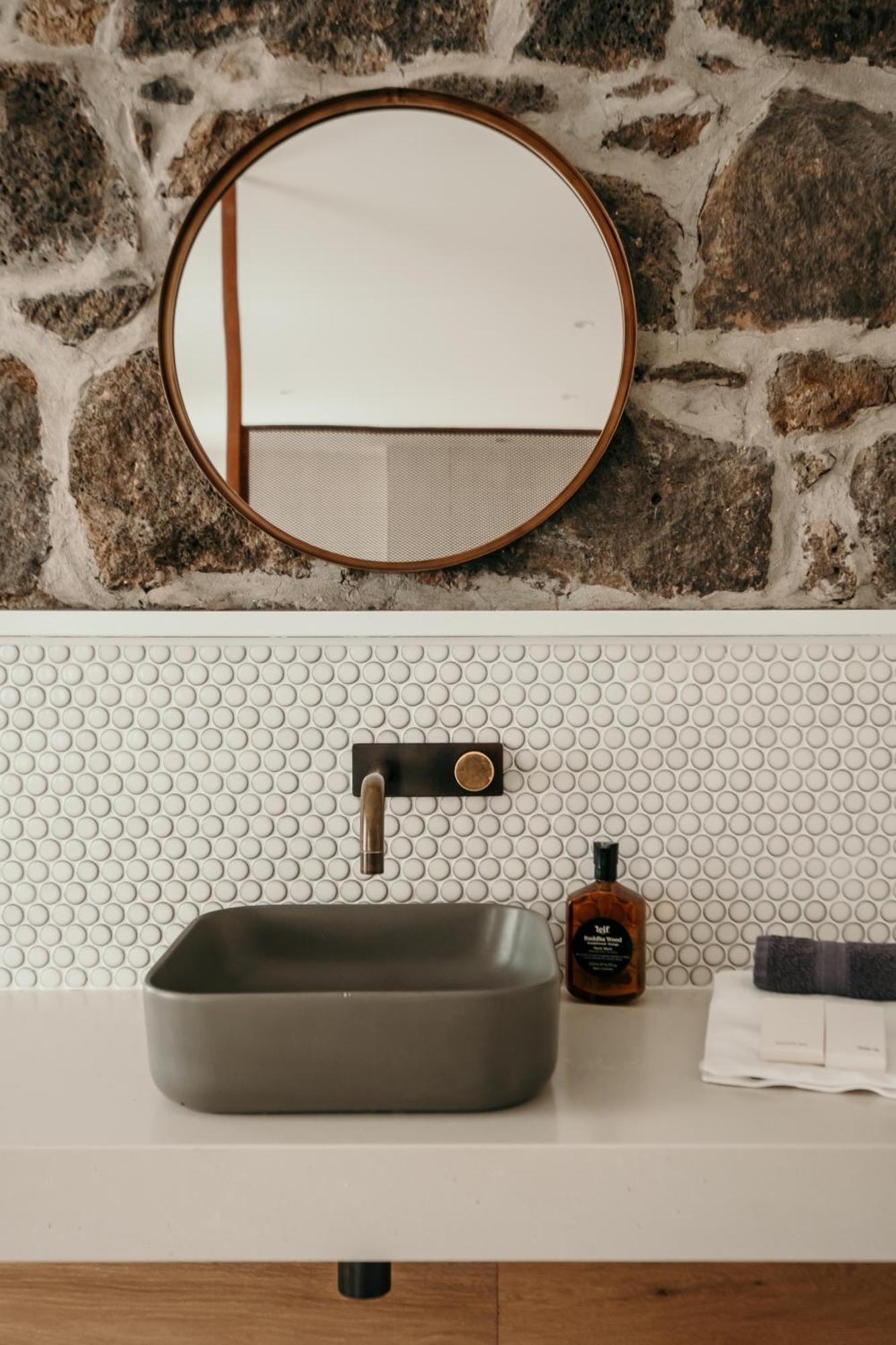 The Oak & Anchor Hotel Port Fairy Eksteriør bilde Bathroom with penny round tiles