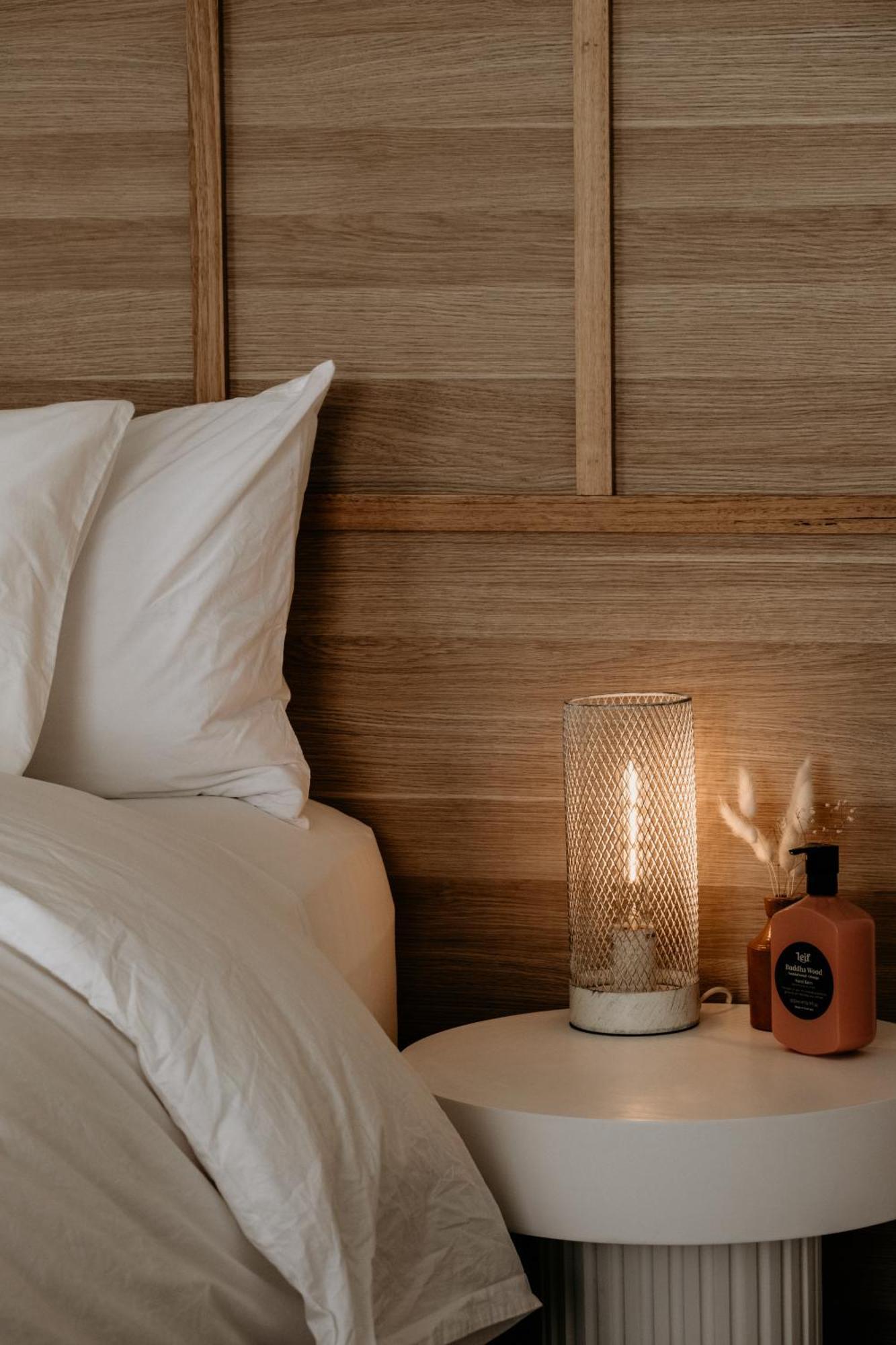 The Oak & Anchor Hotel Port Fairy Eksteriør bilde A lamp on a bedside table