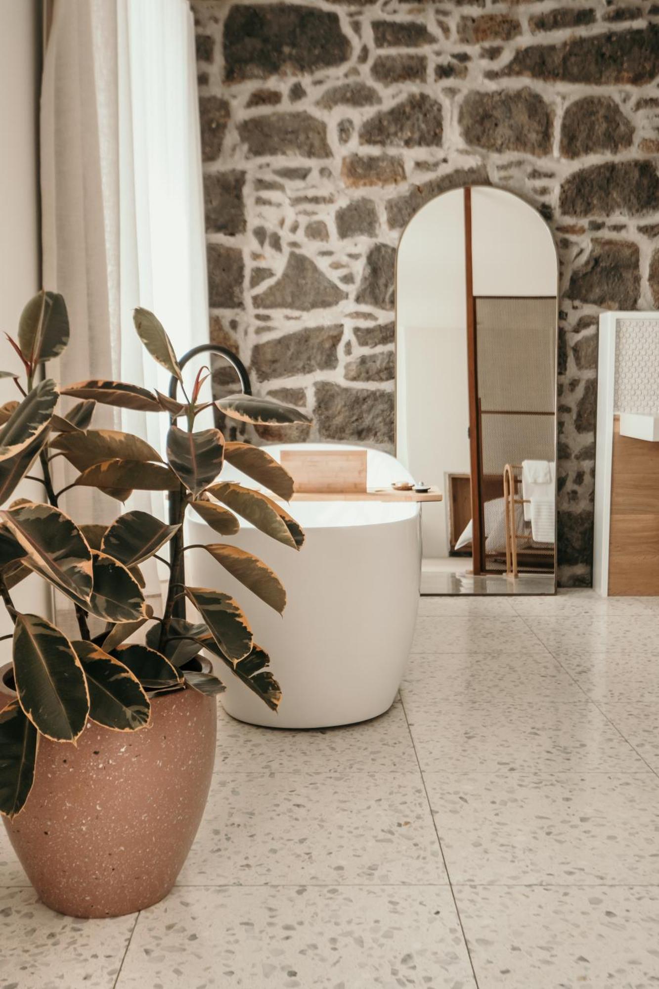 The Oak & Anchor Hotel Port Fairy Eksteriør bilde Bathroom with a freestanding bathtub
