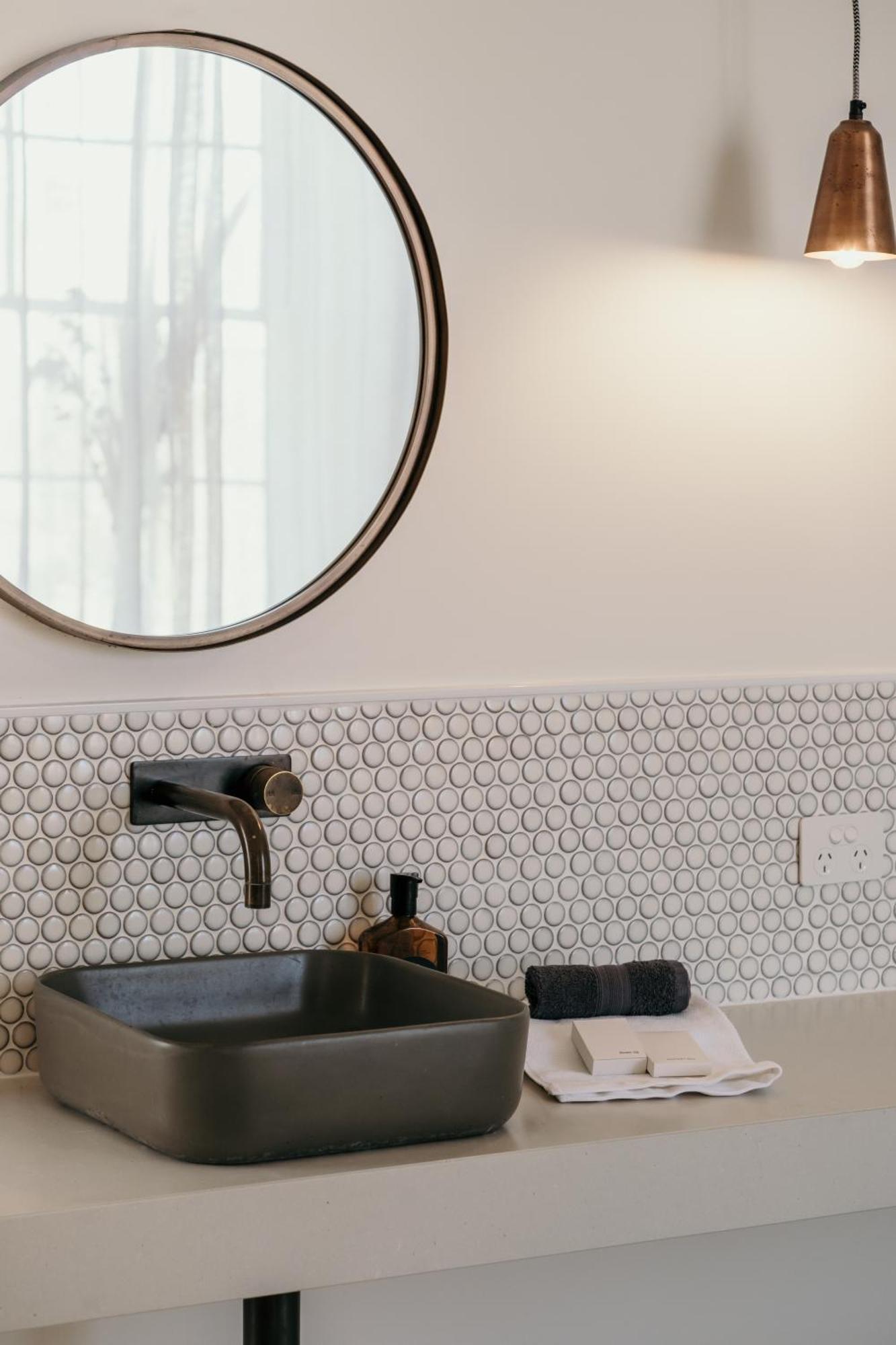 The Oak & Anchor Hotel Port Fairy Eksteriør bilde A bathroom with penny round tiles