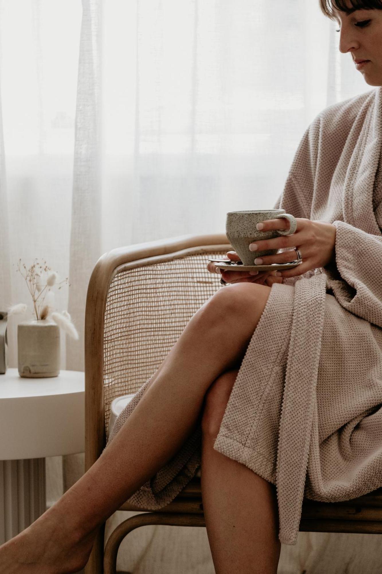 The Oak & Anchor Hotel Port Fairy Eksteriør bilde A woman wearing a bathrobe